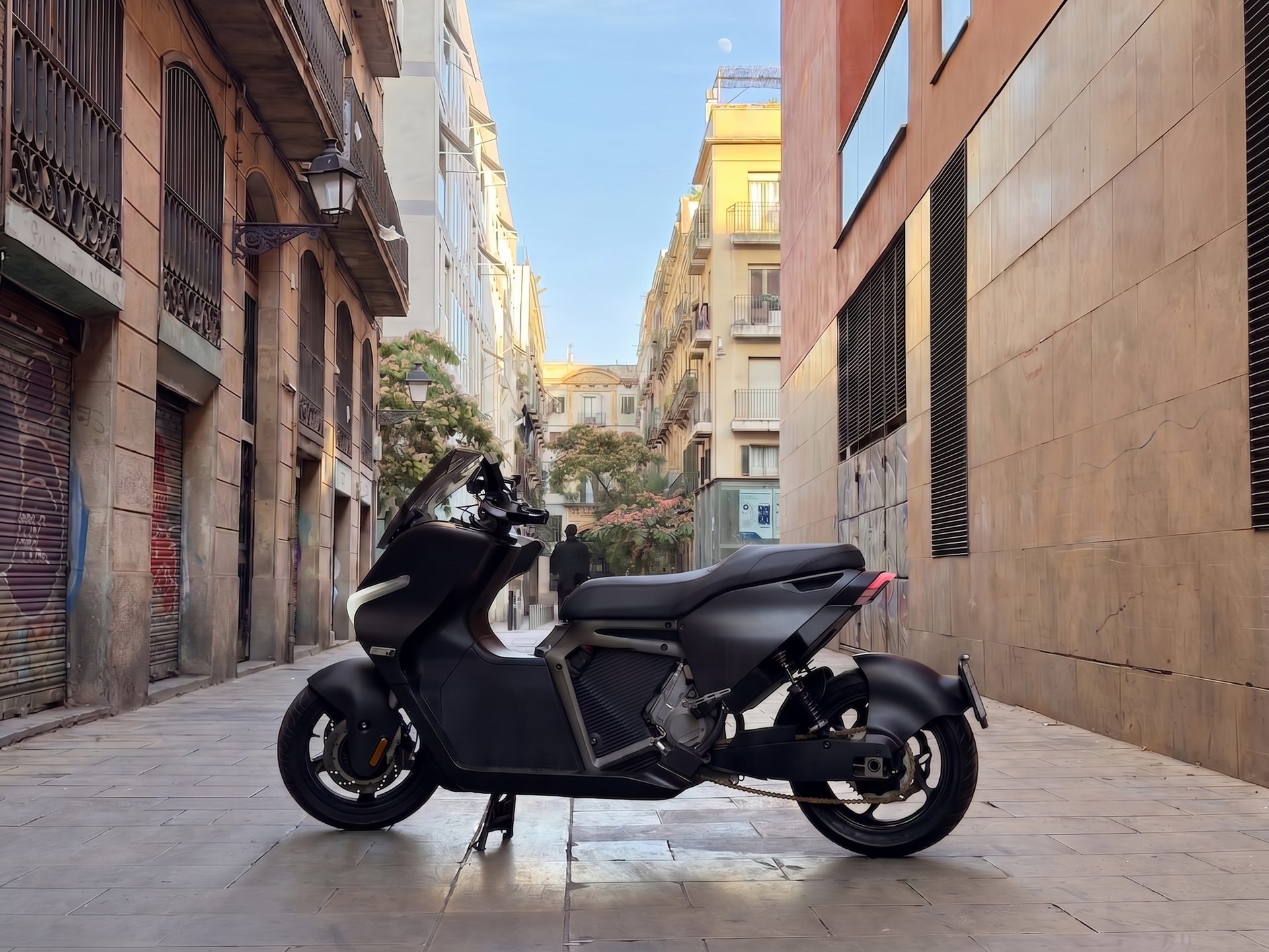Hexia Evo side view on the street, near the Elisava building