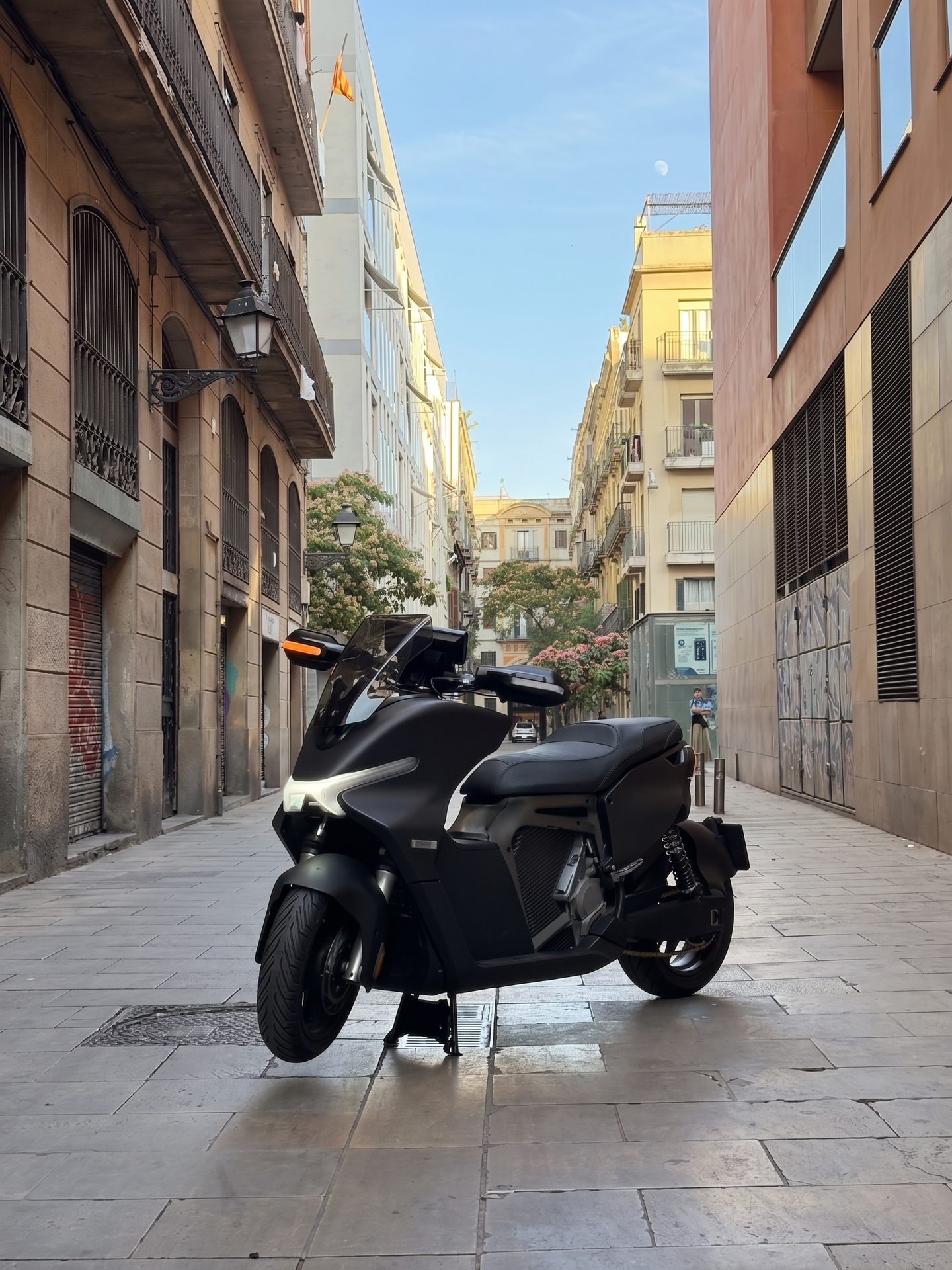Side front view of the final bike on the street, by the Elisava building